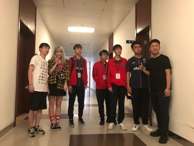 Bilibili Gaming 发布了与 LNG Esports 的比赛 VLOG：祝大家新年快乐！